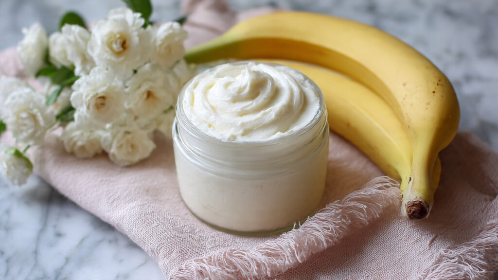 diy-banana-yogurt-moisturizer (3)